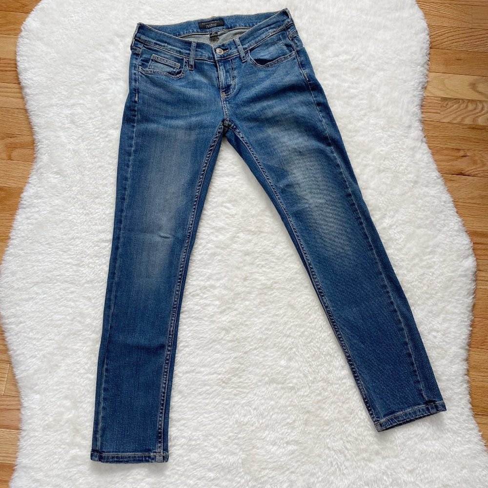 Banana Republic NWOT Low-Rise Dark Wash Girlfriend Jean Size 6 Short